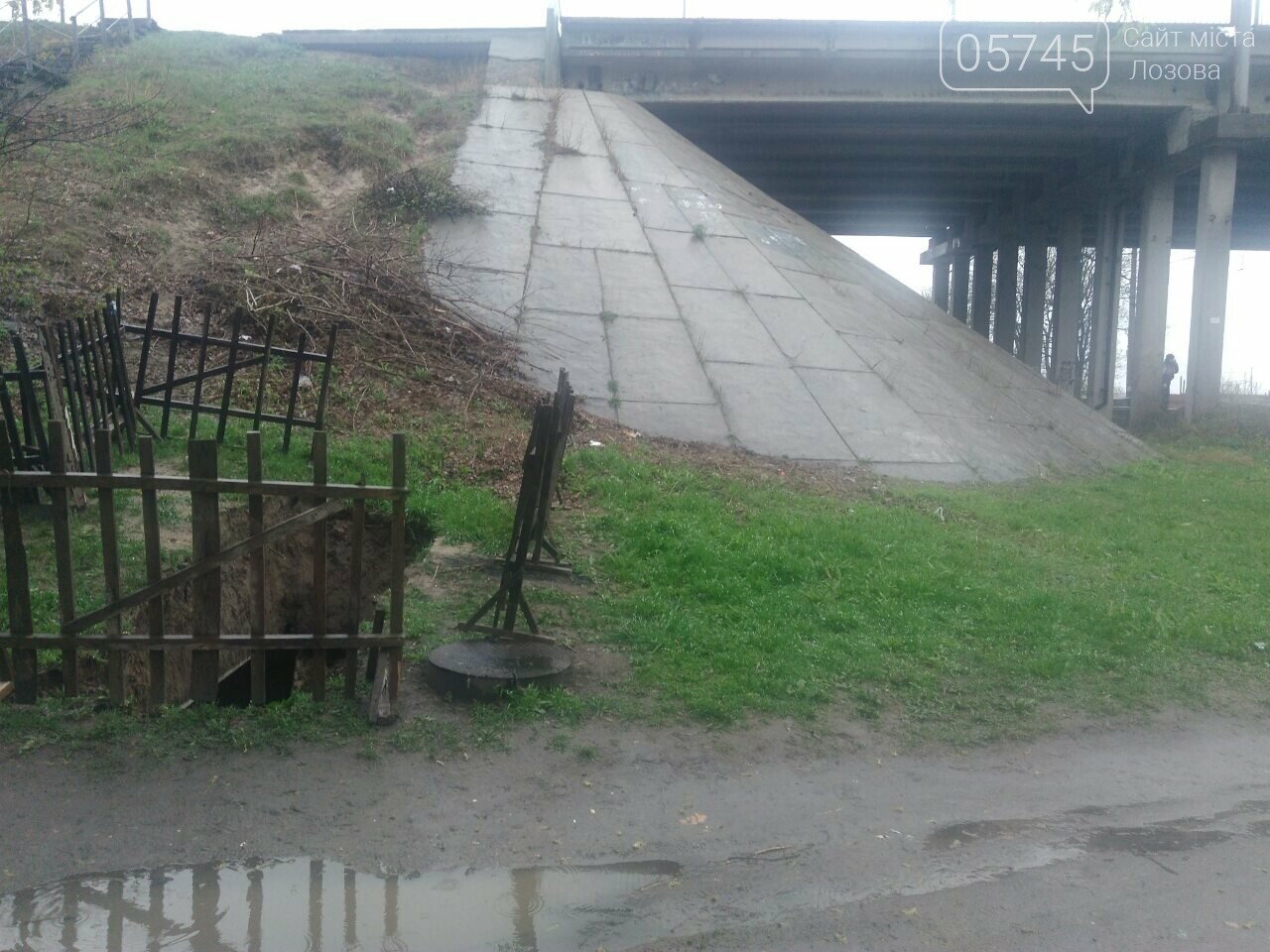 В Лозовой обвалилась часть перекрытия коммуникаций , фото-2 В Лозовой обвалилась часть перекрытия коммуникаций , фото-2
