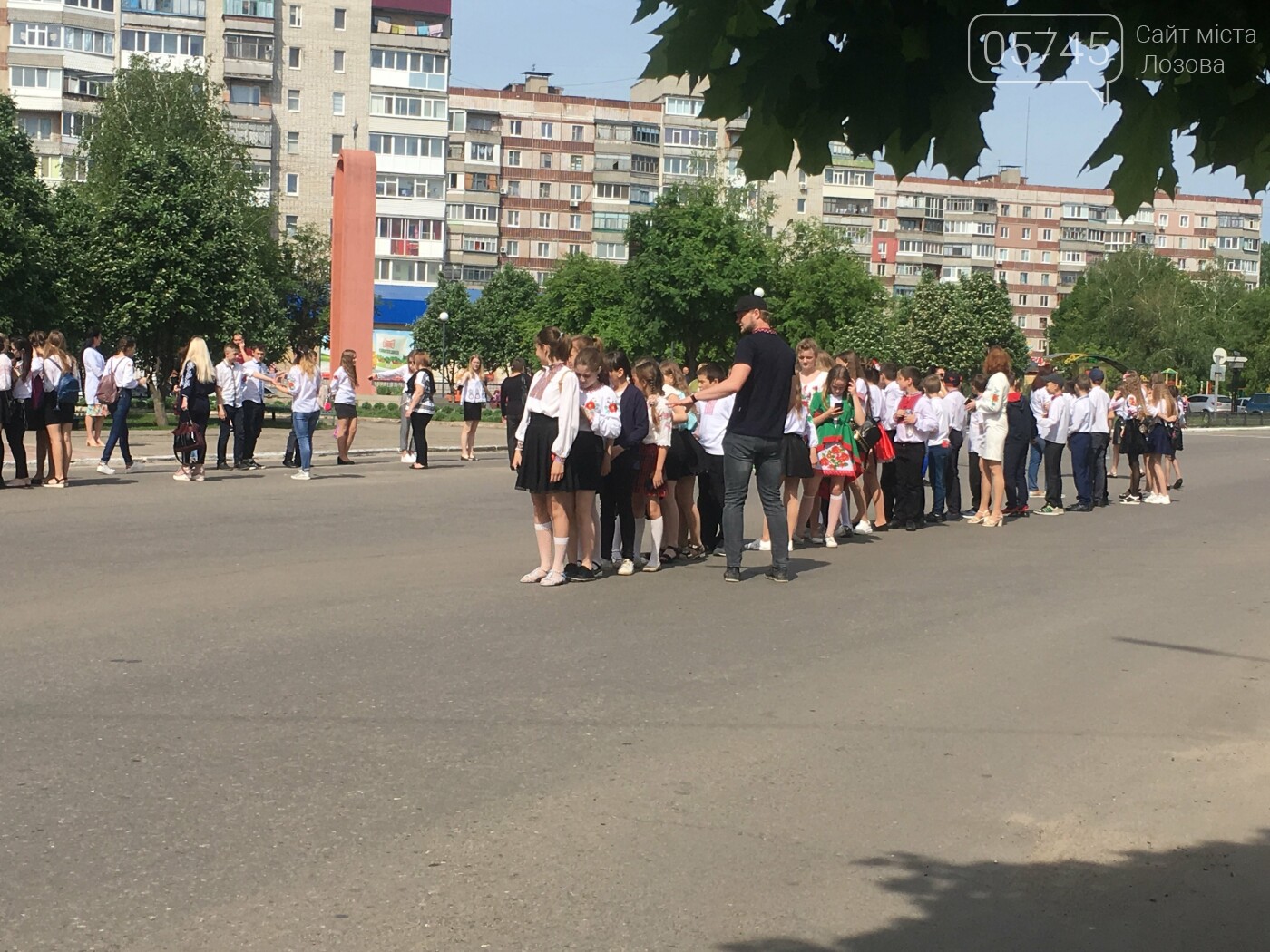 Ко Дню вышиванки лозовчане устроили масштабную акцию "Укра..., фото-2 Ко Дню вышиванки лозовчане устроили масштабную акцию "Україна вишивана", фото-2
