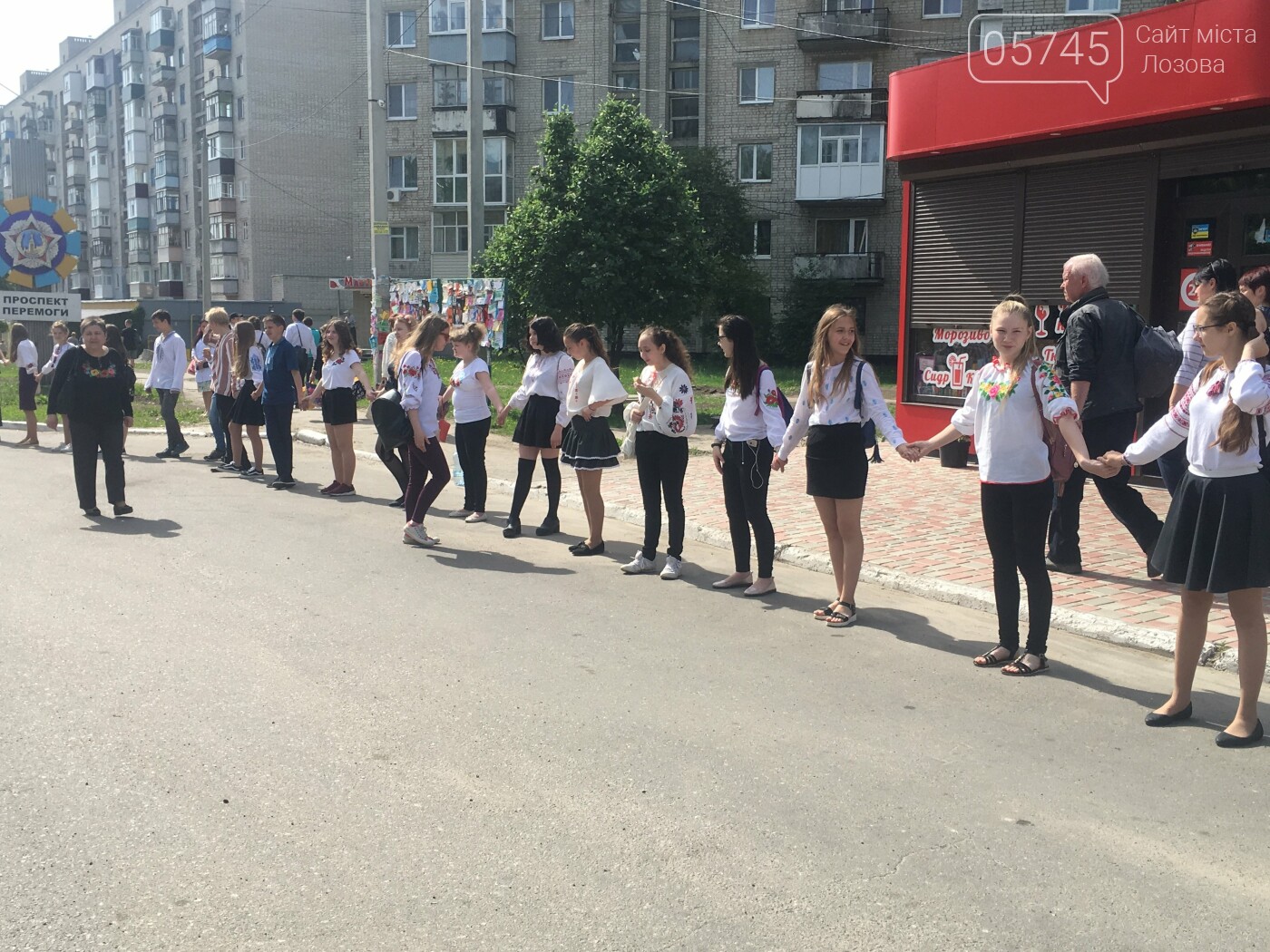 Ко Дню вышиванки лозовчане устроили масштабную акцию "Укра..., фото-3 Ко Дню вышиванки лозовчане устроили масштабную акцию "Україна вишивана", фото-3