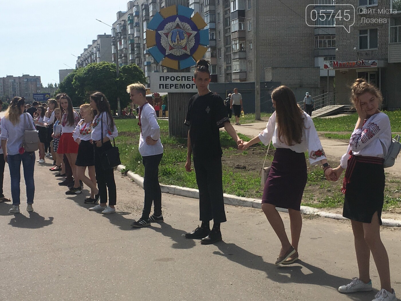 Ко Дню вышиванки лозовчане устроили масштабную акцию "Укра..., фото-4 Ко Дню вышиванки лозовчане устроили масштабную акцию "Україна вишивана", фото-4