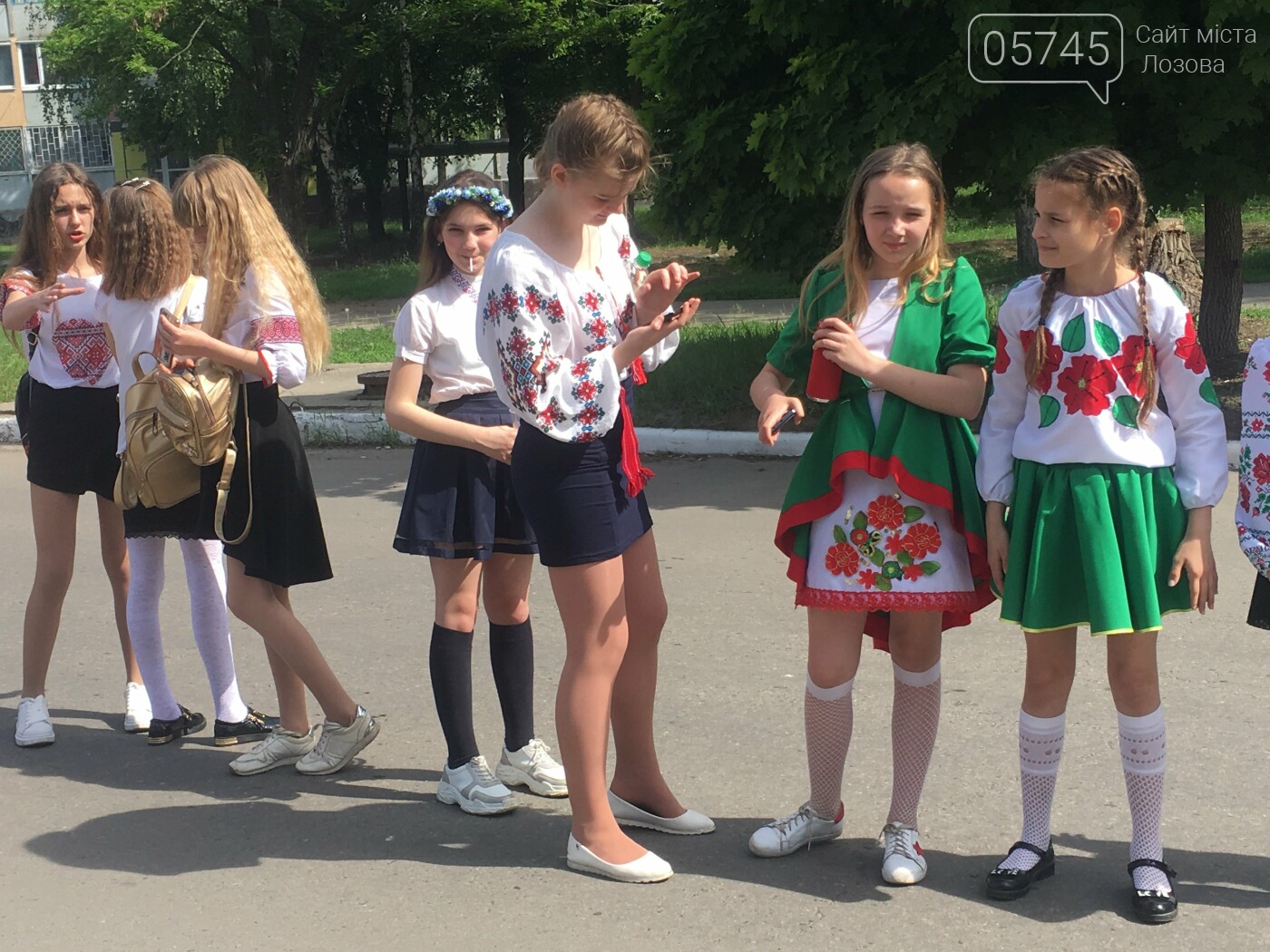 Ко Дню вышиванки лозовчане устроили масштабную акцию "Укра..., фото-5 Ко Дню вышиванки лозовчане устроили масштабную акцию "Україна вишивана", фото-5