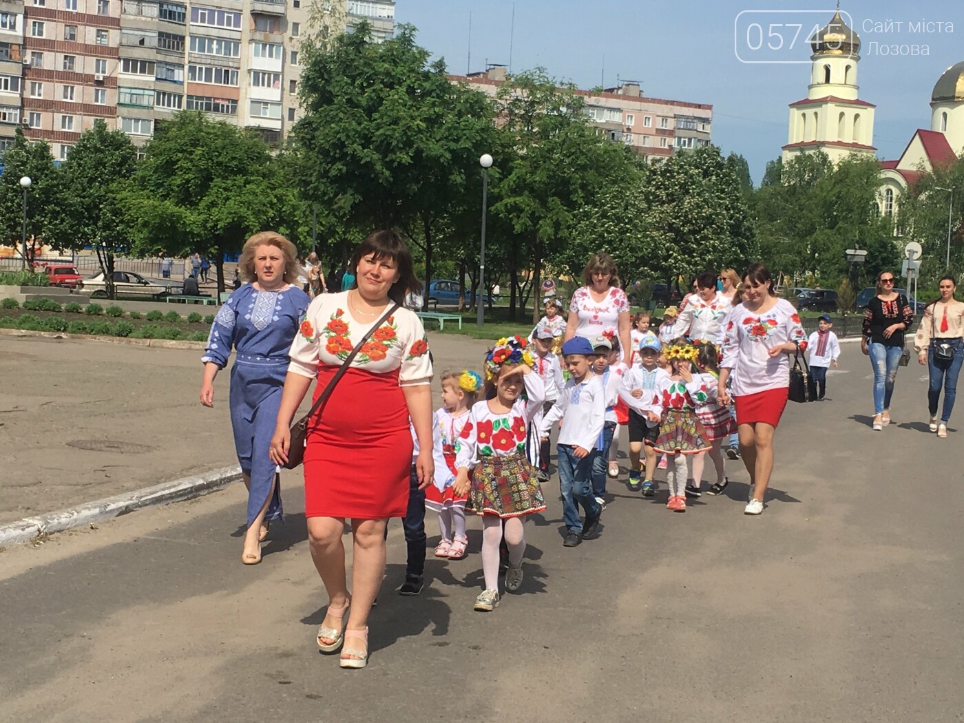 Ко Дню вышиванки лозовчане устроили масштабную акцию "Укра..., фото-6 Ко Дню вышиванки лозовчане устроили масштабную акцию "Україна вишивана", фото-6