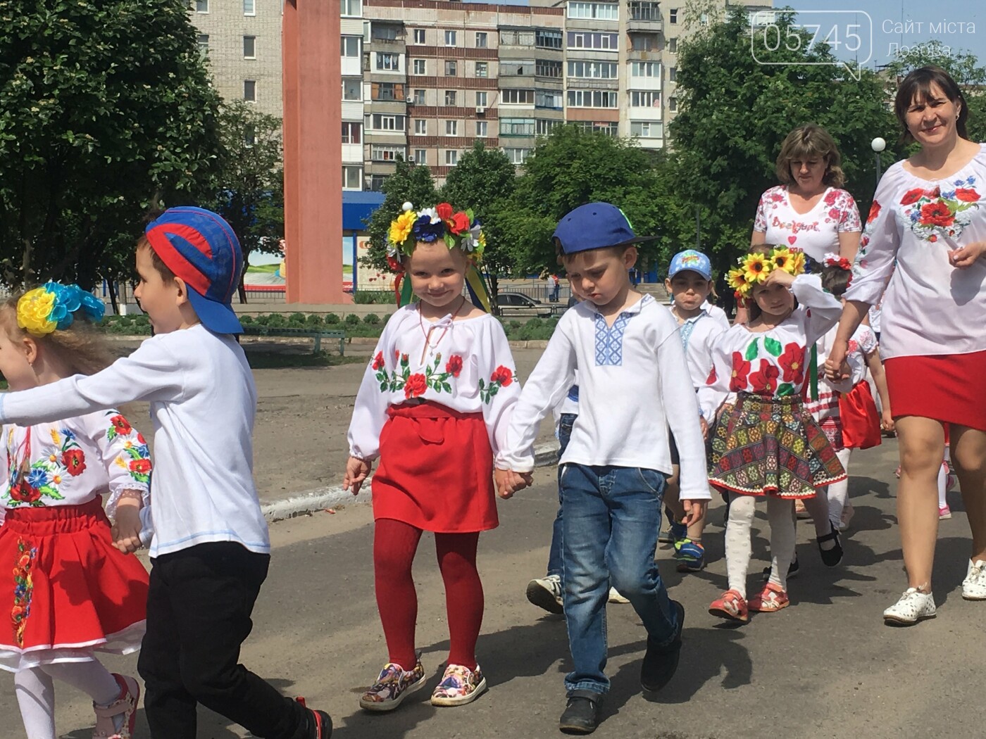 Ко Дню вышиванки лозовчане устроили масштабную акцию "Укра..., фото-1 Ко Дню вышиванки лозовчане устроили масштабную акцию "Україна вишивана", фото-1