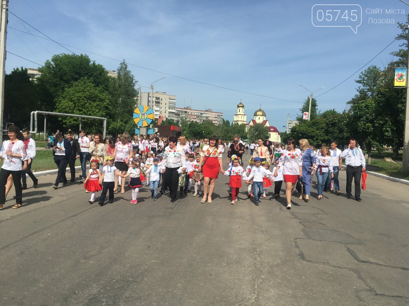 Ко Дню вышиванки лозовчане устроили масштабную акцию "Укра..., фото-7 Ко Дню вышиванки лозовчане устроили масштабную акцию "Україна вишивана", фото-7