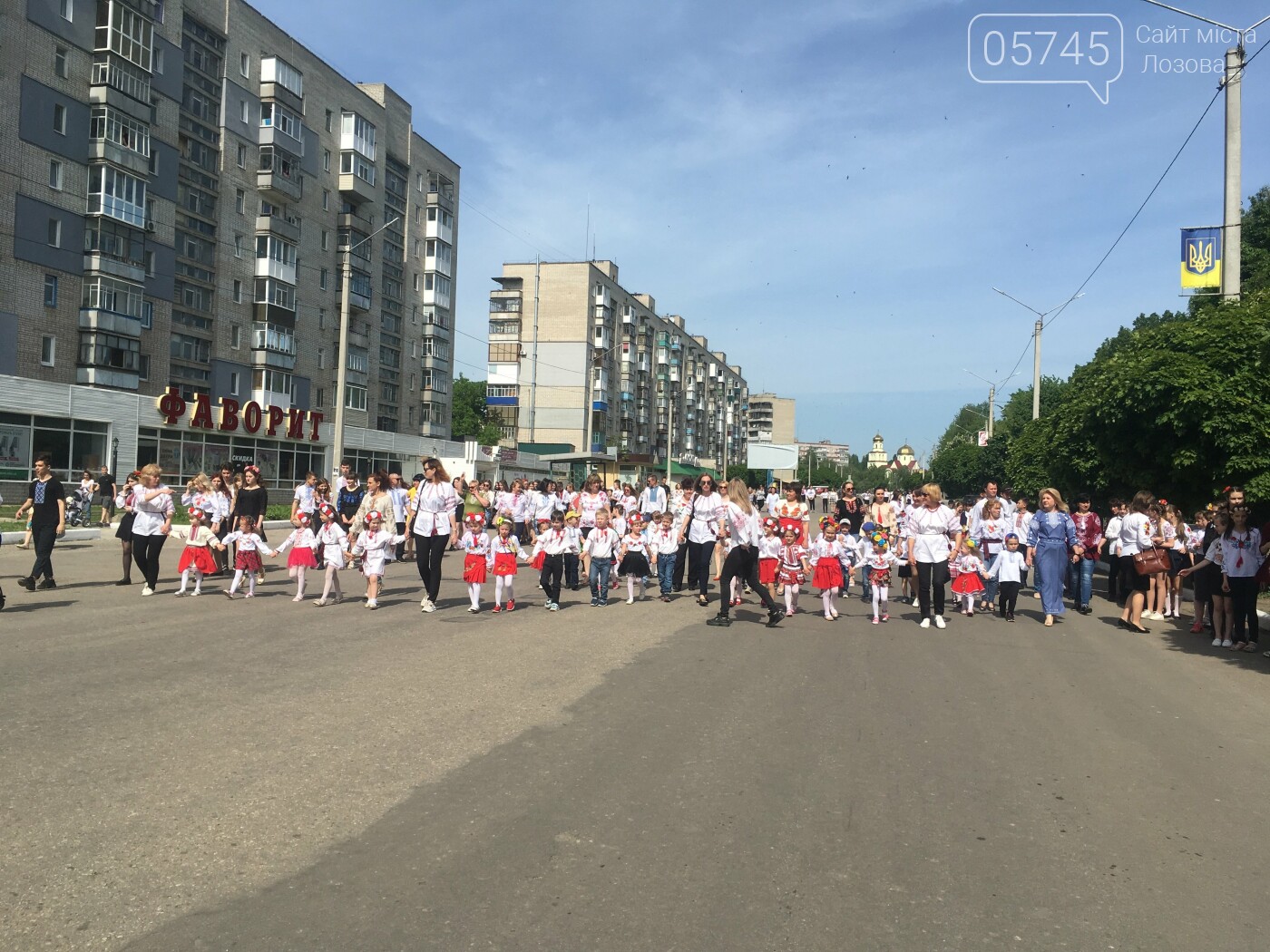 Ко Дню вышиванки лозовчане устроили масштабную акцию "Укра..., фото-9 Ко Дню вышиванки лозовчане устроили масштабную акцию "Україна вишивана", фото-9