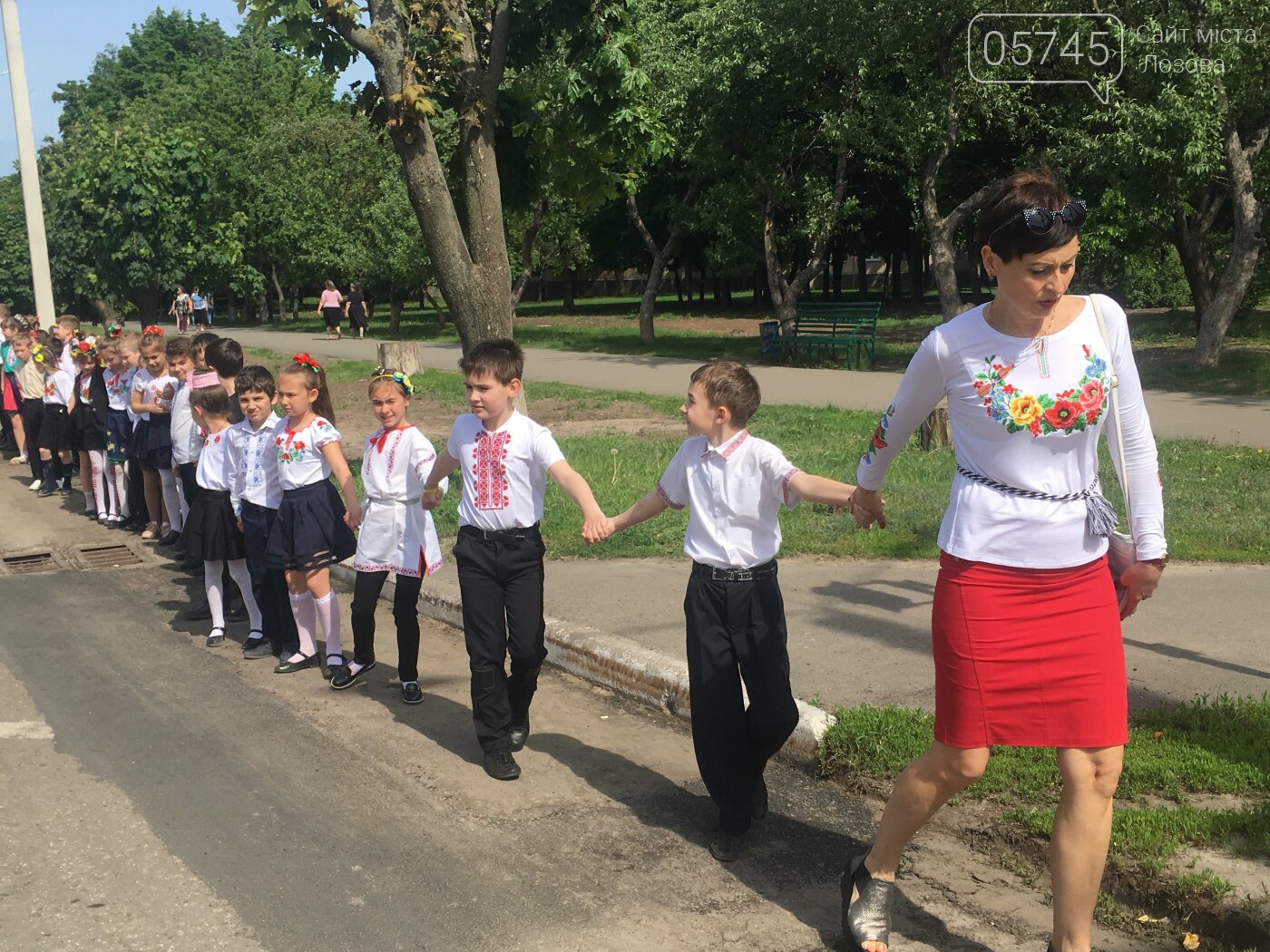 Ко Дню вышиванки лозовчане устроили масштабную акцию "Укра..., фото-11 Ко Дню вышиванки лозовчане устроили масштабную акцию "Україна вишивана", фото-11