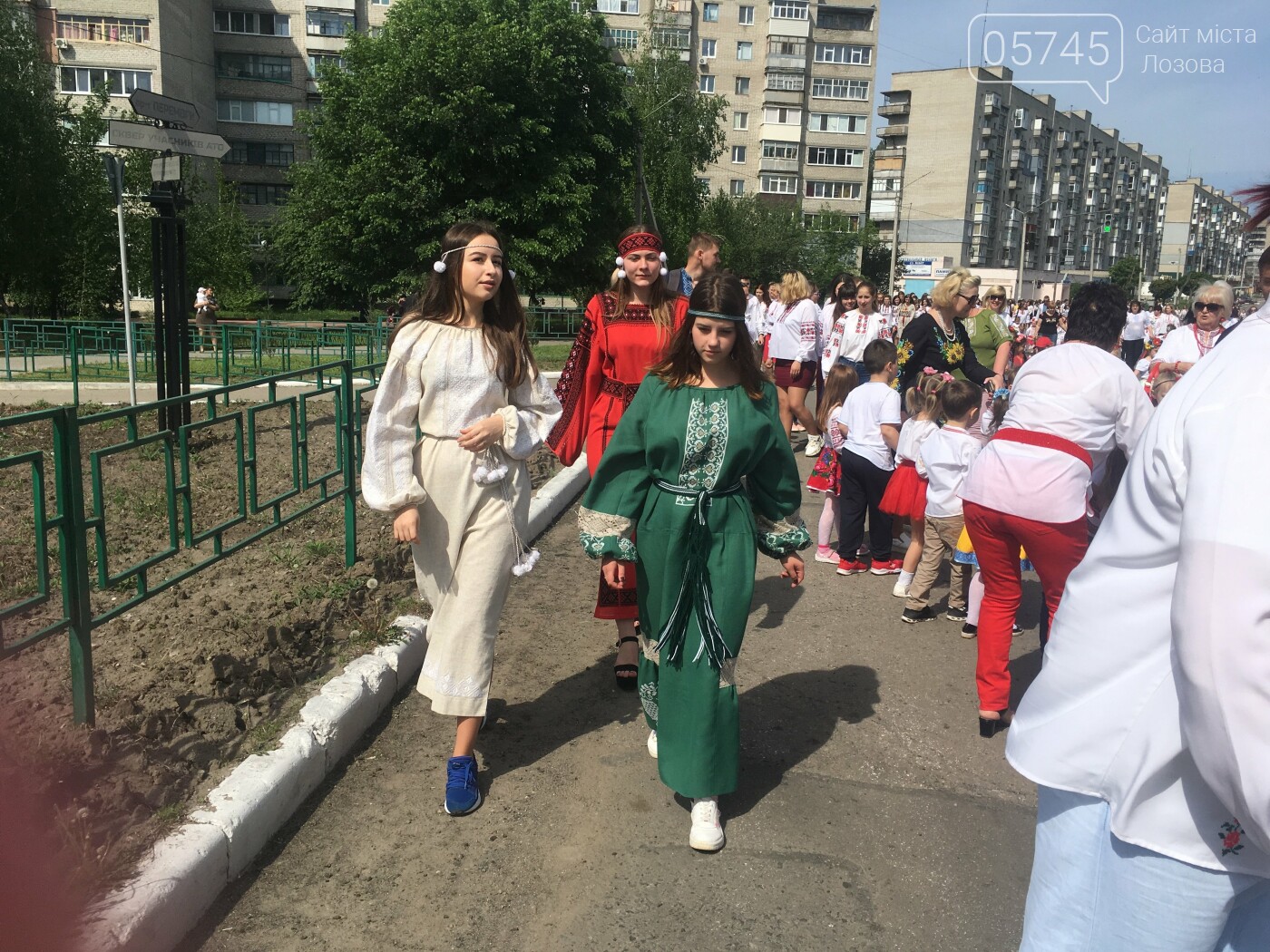Ко Дню вышиванки лозовчане устроили масштабную акцию "Укра..., фото-13 Ко Дню вышиванки лозовчане устроили масштабную акцию "Україна вишивана", фото-13