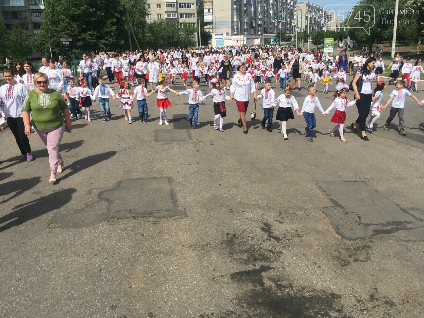 Ко Дню вышиванки лозовчане устроили масштабную акцию "Укра..., фото-15 Ко Дню вышиванки лозовчане устроили масштабную акцию "Україна вишивана", фото-15