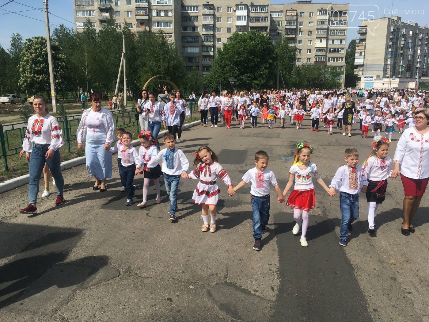 Ко Дню вышиванки лозовчане устроили масштабную акцию "Укра..., фото-16 Ко Дню вышиванки лозовчане устроили масштабную акцию "Україна вишивана", фото-16