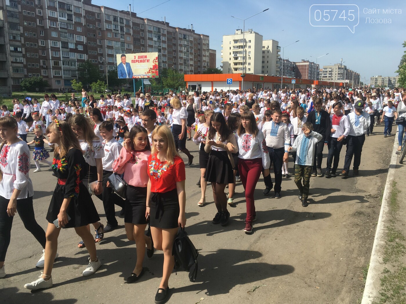 Ко Дню вышиванки лозовчане устроили масштабную акцию "Укра..., фото-18 Ко Дню вышиванки лозовчане устроили масштабную акцию "Україна вишивана", фото-18