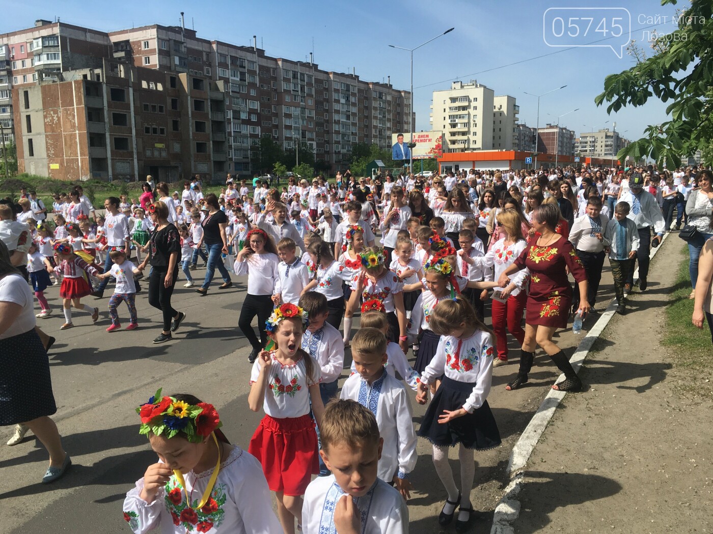 Ко Дню вышиванки лозовчане устроили масштабную акцию "Укра..., фото-19 Ко Дню вышиванки лозовчане устроили масштабную акцию "Україна вишивана", фото-19