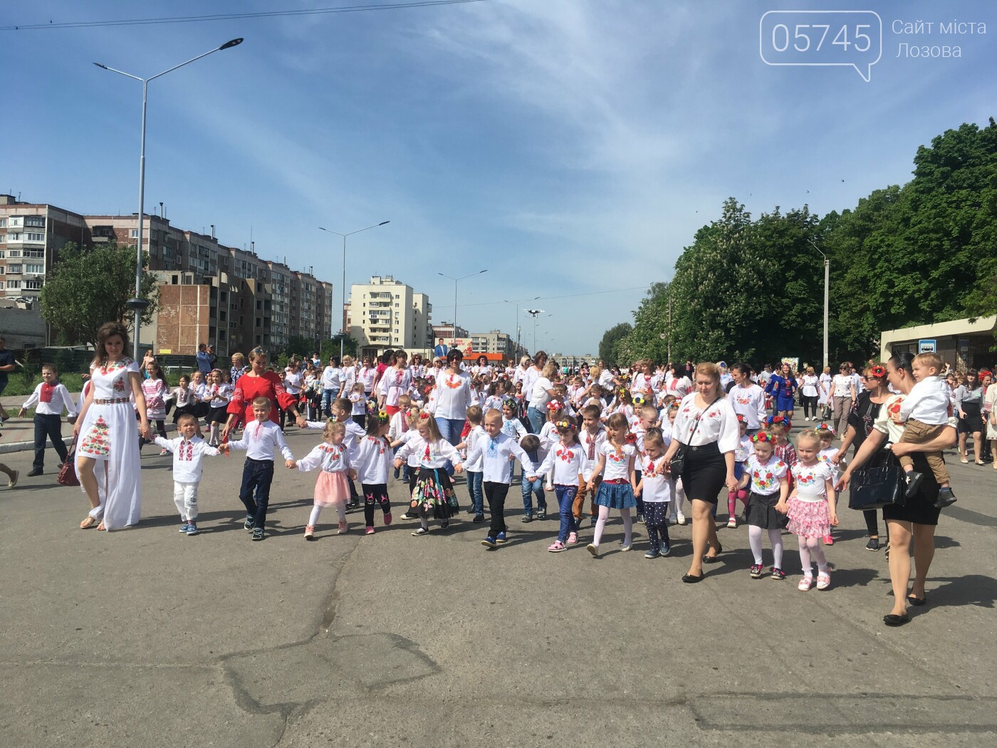 Ко Дню вышиванки лозовчане устроили масштабную акцию "Укра..., фото-20 Ко Дню вышиванки лозовчане устроили масштабную акцию "Україна вишивана", фото-20