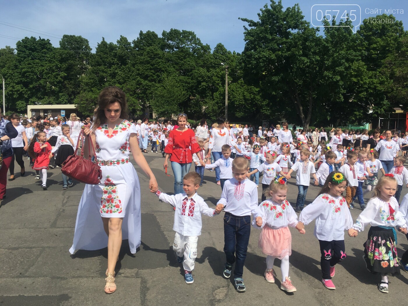 Ко Дню вышиванки лозовчане устроили масштабную акцию "Укра..., фото-21 Ко Дню вышиванки лозовчане устроили масштабную акцию "Україна вишивана", фото-21