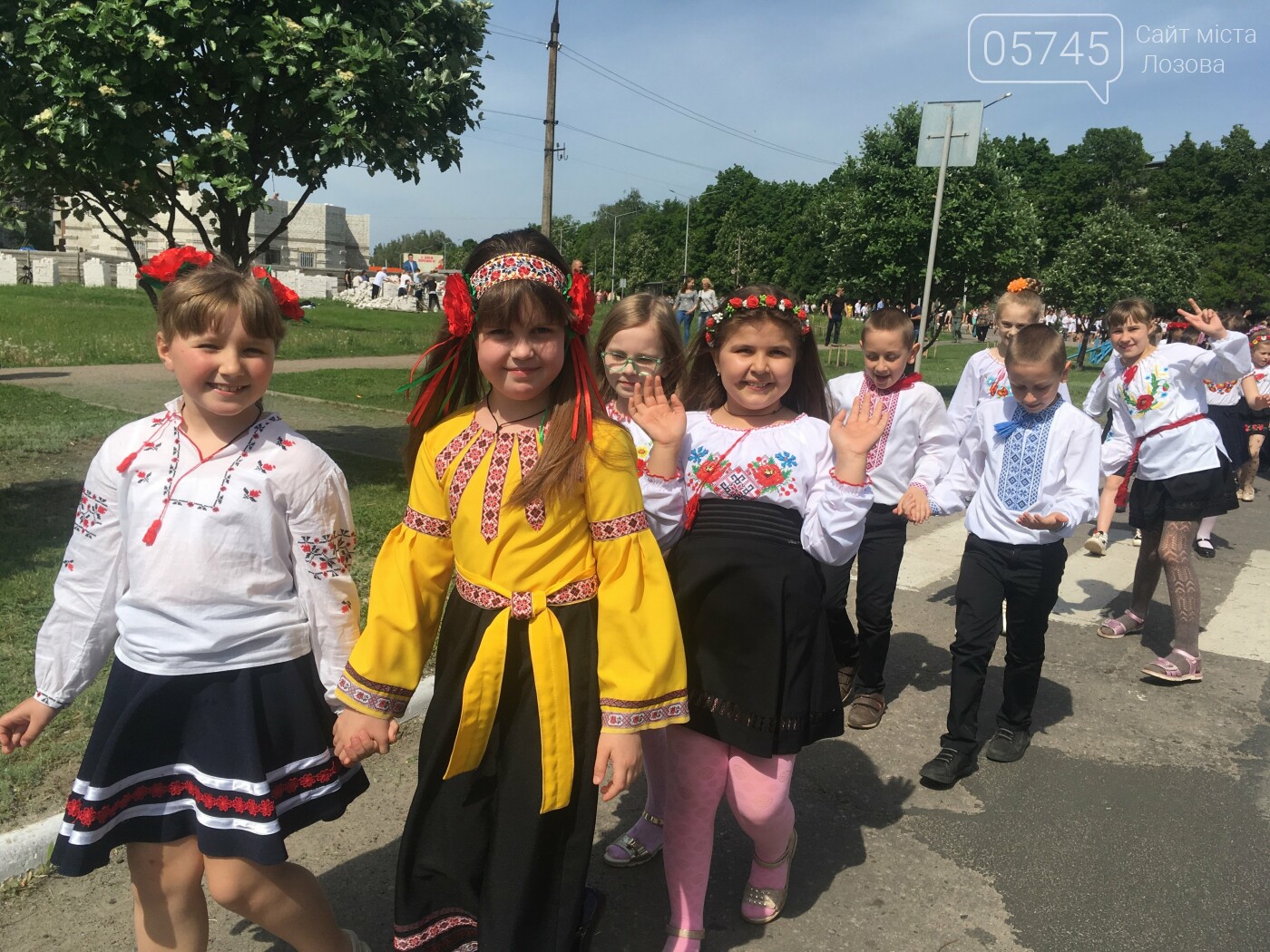 Ко Дню вышиванки лозовчане устроили масштабную акцию "Укра..., фото-22 Ко Дню вышиванки лозовчане устроили масштабную акцию "Україна вишивана", фото-22