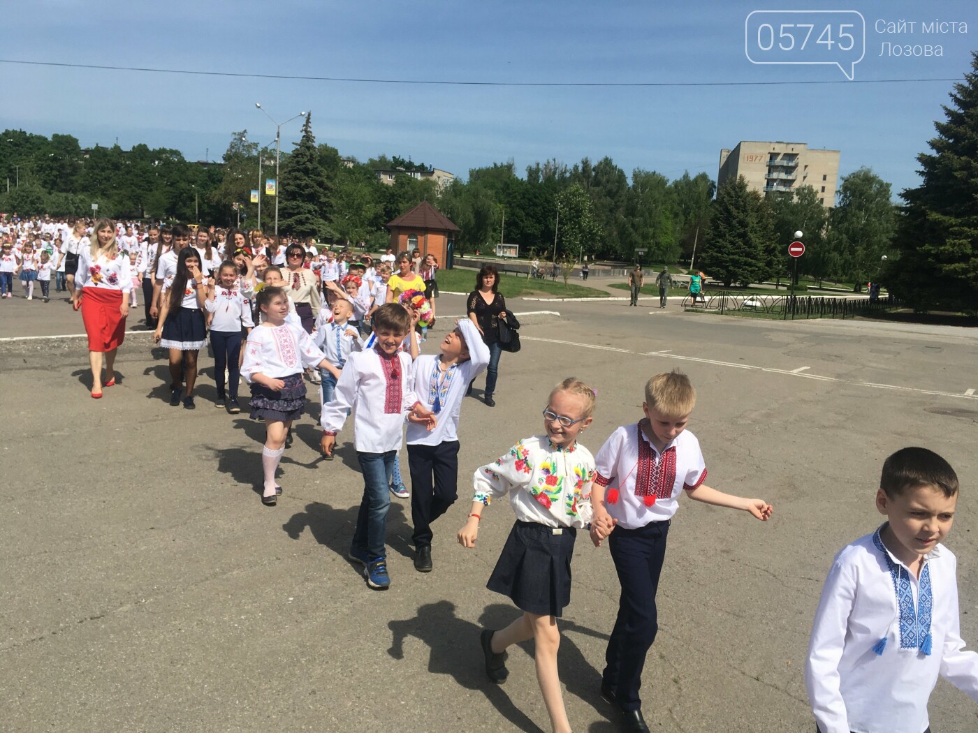 Ко Дню вышиванки лозовчане устроили масштабную акцию "Укра..., фото-25 Ко Дню вышиванки лозовчане устроили масштабную акцию "Україна вишивана", фото-25