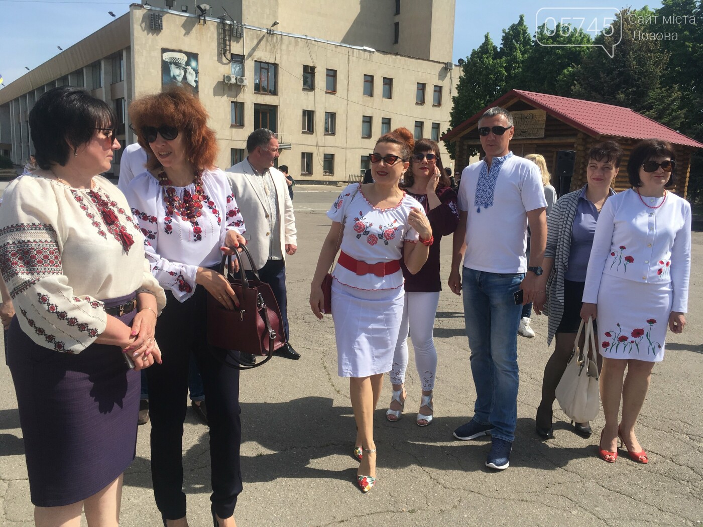 Ко Дню вышиванки лозовчане устроили масштабную акцию "Укра..., фото-28 Ко Дню вышиванки лозовчане устроили масштабную акцию "Україна вишивана", фото-28