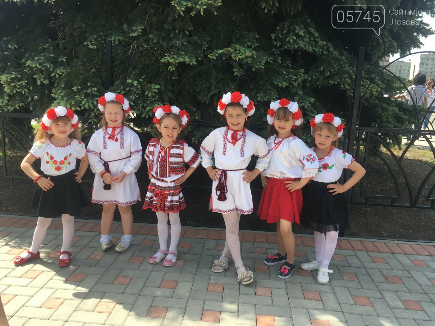 Ко Дню вышиванки лозовчане устроили масштабную акцию "Укра..., фото-31 Ко Дню вышиванки лозовчане устроили масштабную акцию "Україна вишивана", фото-31