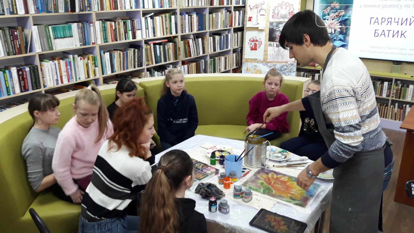 В детской библиотеке учили рисовать по ткани методом «Горя..., фото-17 В детской библиотеке учили рисовать по ткани методом «Горячий батик», фото-17