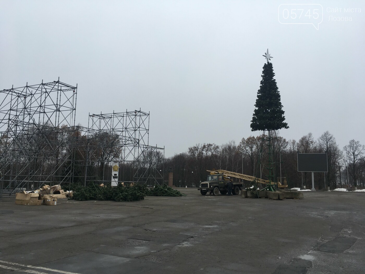 В Лозовой устанавливают главную праздничную ёлку города, фото-1 В Лозовой устанавливают главную праздничную ёлку города, фото-1