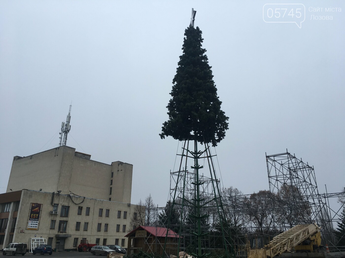 В Лозовой устанавливают главную праздничную ёлку города, фото-2 В Лозовой устанавливают главную праздничную ёлку города, фото-2