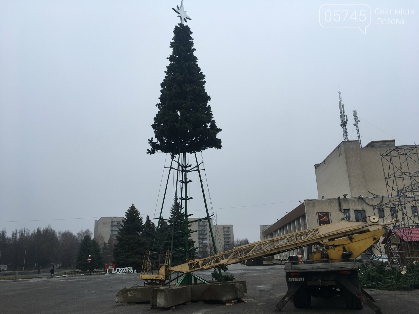 В Лозовой устанавливают главную праздничную ёлку города, фото-3 В Лозовой устанавливают главную праздничную ёлку города, фото-3