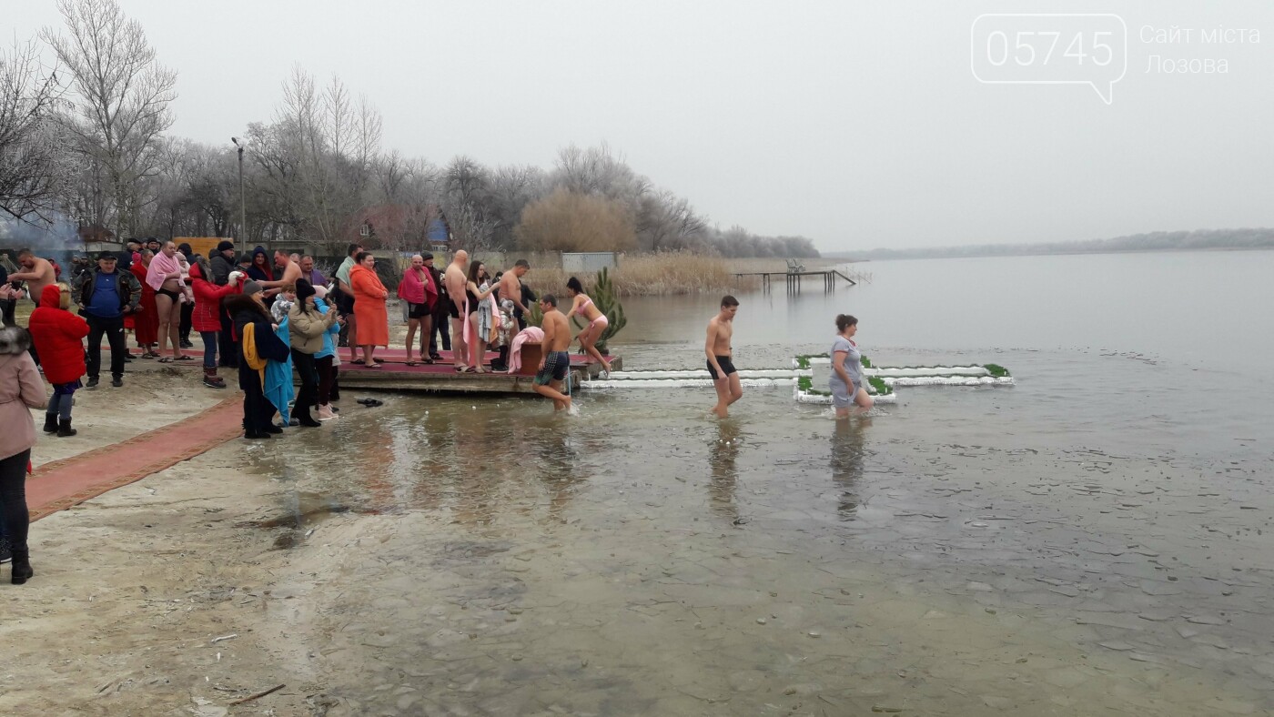Святили воду и купались: лозовчане отметили праздник Креще..., фото-32 Святили воду и купались: лозовчане отметили праздник Крещения (Фото), фото-32