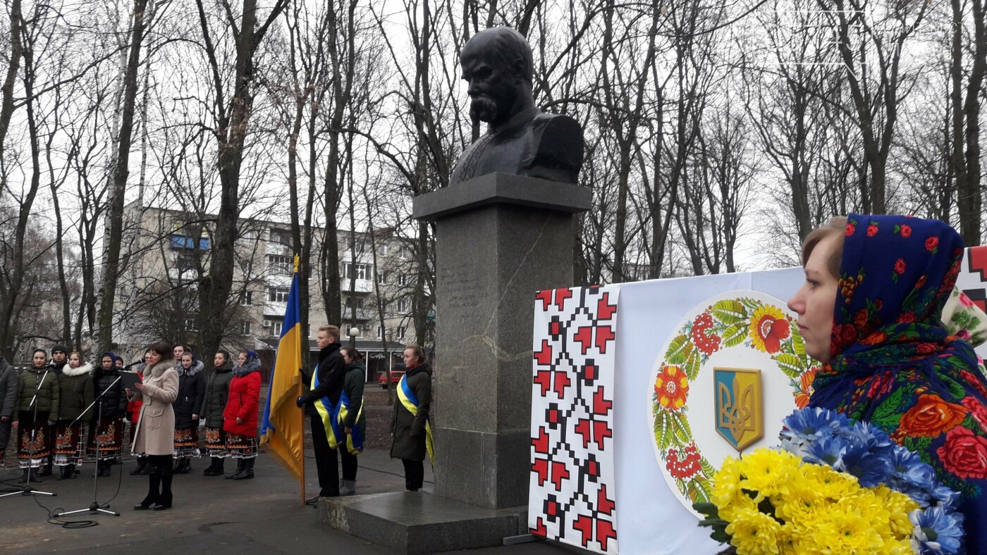 Отметили праздник: в Лозовой на День Соборности возложили ц..., фото-1 Отметили праздник: в Лозовой на День Соборности возложили цветы (Фото), фото-1
