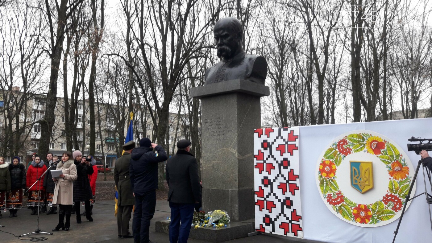 Отметили праздник: в Лозовой на День Соборности возложили..., фото-11 Отметили праздник: в Лозовой на День Соборности возложили цветы (Фото), фото-11